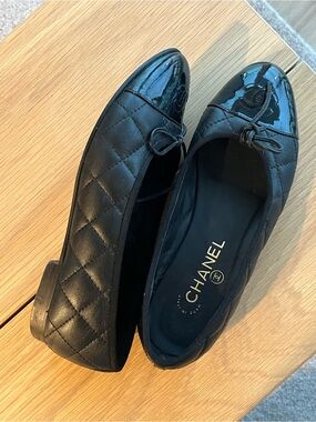 CHANEL Black Quilted Leather Ballet Flats with Patent Cap